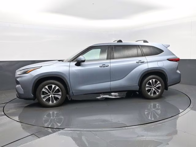 2023 Moon Dust Toyota Highlander XLE AWD SUV