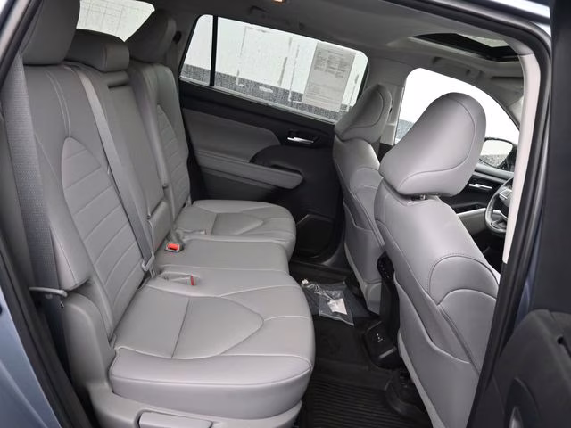 2023 Moon Dust Toyota Highlander XLE AWD SUV
