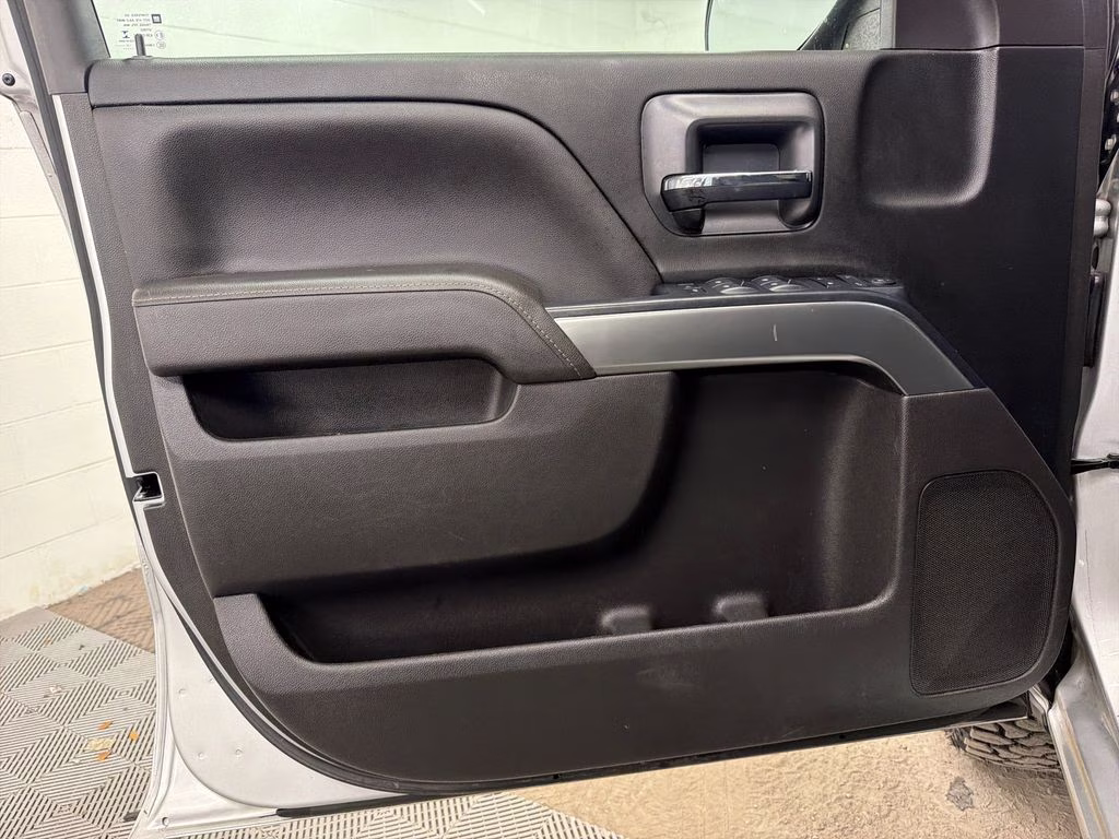 2018 Silver Ice Metallic Chevrolet Silverado 1500 LT RWD Truck