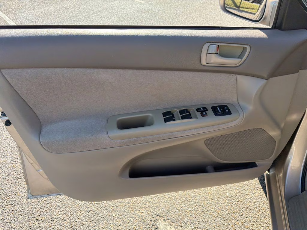 2002 Desert Sand Mica Toyota Camry SE FWD Sedan