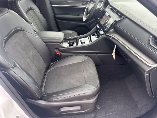 2026 Bright White Clearcoat Jeep Grand Cherokee Laredo Altitude RWD SUV