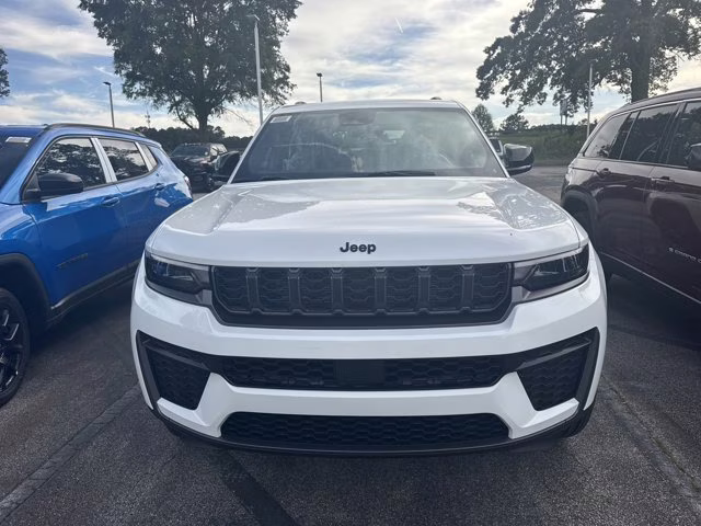 2026 Bright White Clearcoat Jeep Grand Cherokee Laredo Altitude RWD SUV