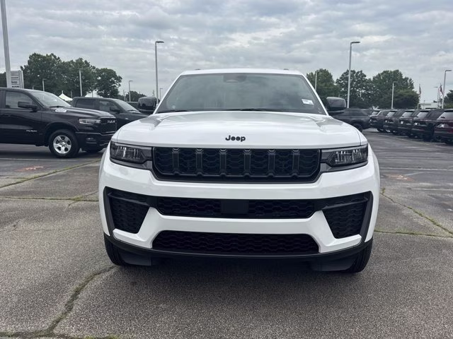 2026 Bright White Clearcoat Jeep Grand Cherokee Laredo Altitude RWD SUV