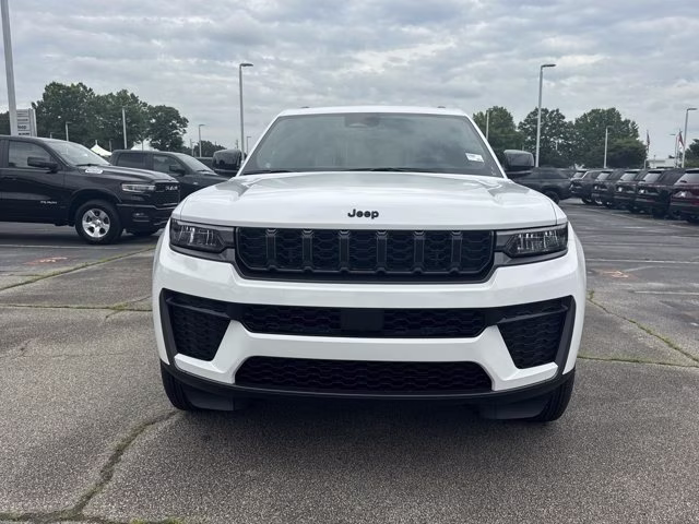 2026 Bright White Clearcoat Jeep Grand Cherokee Laredo Altitude RWD SUV