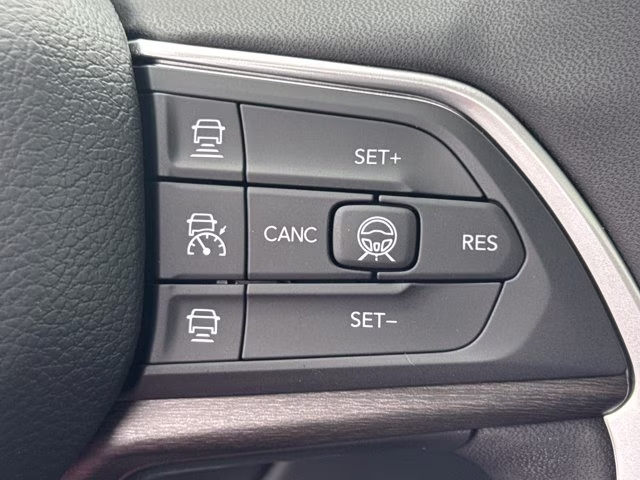 2026 Bright White Clearcoat Jeep Grand Cherokee Laredo Altitude RWD SUV