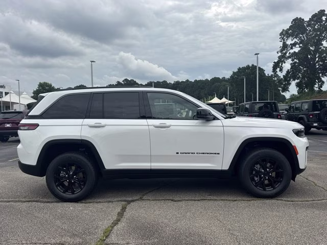 2026 Bright White Clearcoat Jeep Grand Cherokee Laredo Altitude RWD SUV