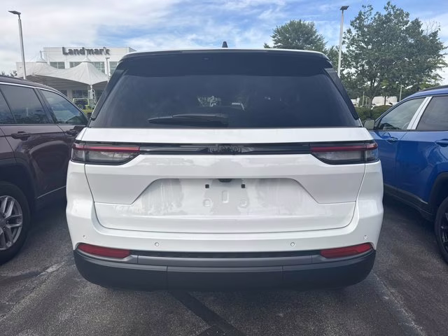 2026 Bright White Clearcoat Jeep Grand Cherokee Laredo Altitude RWD SUV