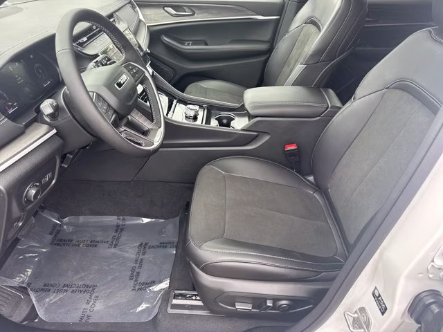 2026 Bright White Clearcoat Jeep Grand Cherokee Laredo Altitude RWD SUV