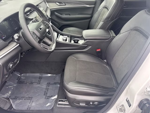 2026 Bright White Clearcoat Jeep Grand Cherokee Laredo Altitude RWD SUV