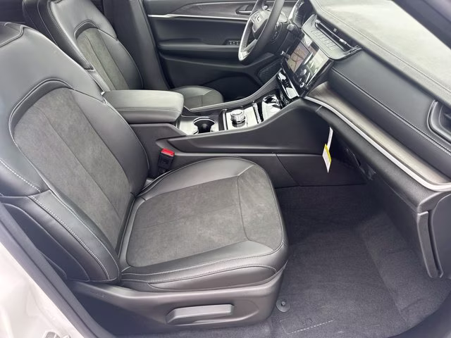 2026 Bright White Clearcoat Jeep Grand Cherokee Laredo Altitude RWD SUV