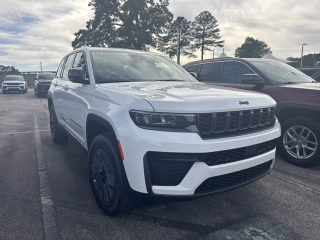 2026 Bright White Clearcoat Jeep Grand Cherokee Laredo Altitude RWD SUV