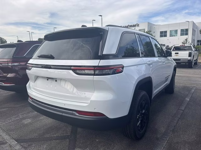 2026 Bright White Clearcoat Jeep Grand Cherokee Laredo Altitude RWD SUV