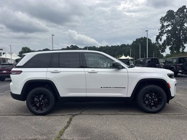 2026 Bright White Clearcoat Jeep Grand Cherokee Laredo Altitude RWD SUV