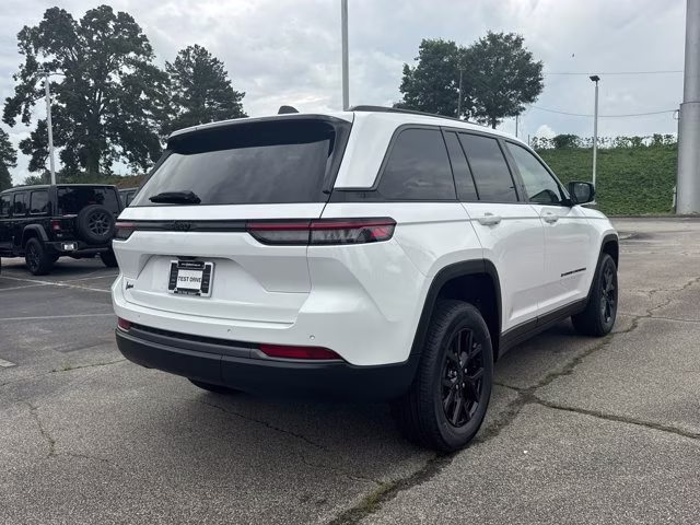 2026 Bright White Clearcoat Jeep Grand Cherokee Laredo Altitude RWD SUV