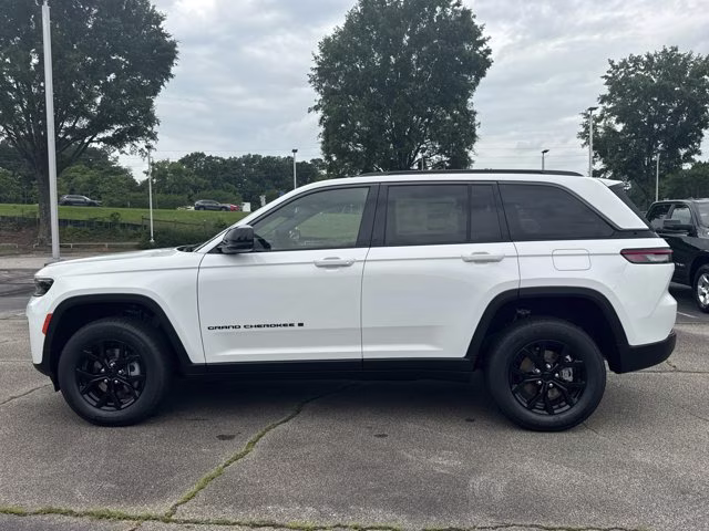 2026 Bright White Clearcoat Jeep Grand Cherokee Laredo Altitude RWD SUV