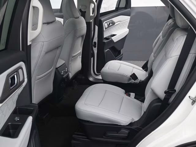 2026 White Ford Explorer Platinum 4X4 SUV