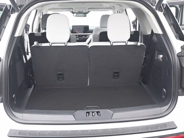 2026 White Ford Explorer Platinum 4X4 SUV