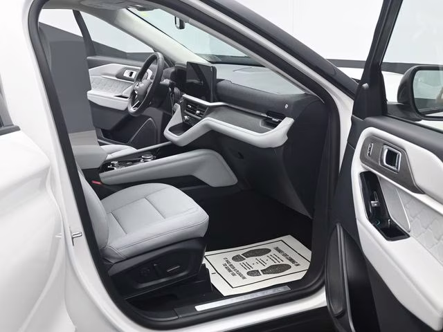 2026 White Ford Explorer Platinum 4X4 SUV