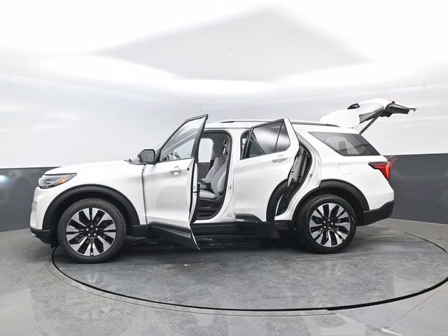 2026 White Ford Explorer Platinum 4X4 SUV