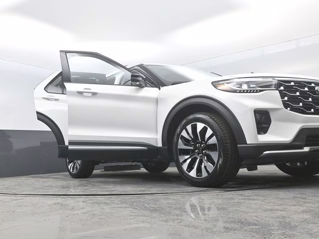 2026 White Ford Explorer Platinum 4X4 SUV