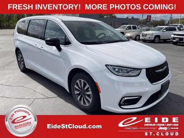 2024 Chrysler Pacifica Hybrid Select PHEV's photo