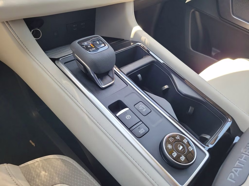 2026 Everest White Pearl Tricoat Nissan Pathfinder SL 4X4 SUV