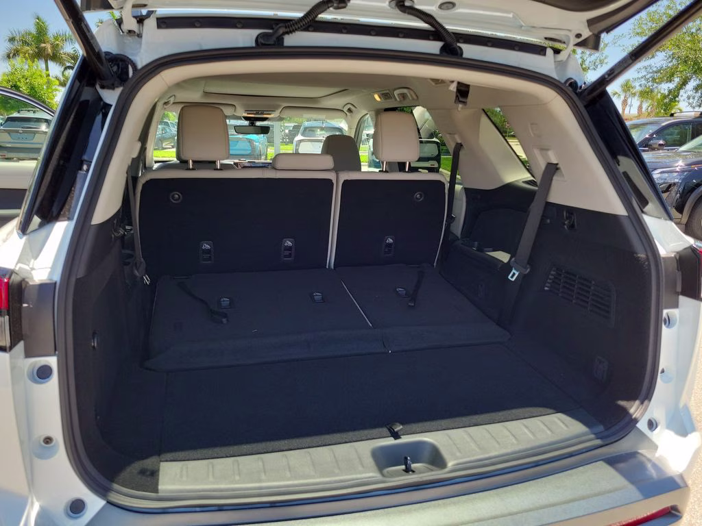 2026 Everest White Pearl Tricoat Nissan Pathfinder SL 4X4 SUV