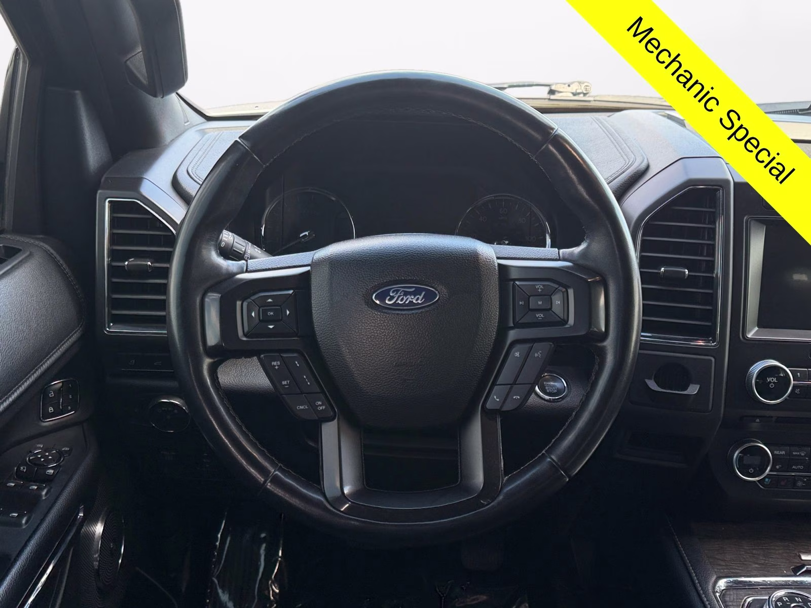 2018 White Platinum Clearcoat Metallic Ford Expedition Max Limited 4X4 SUV