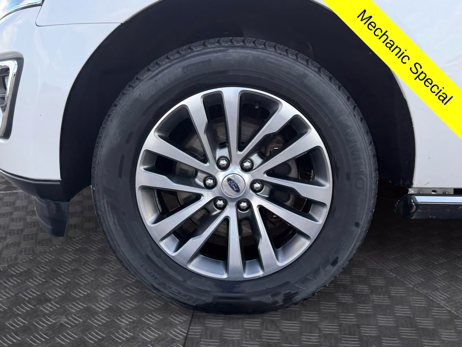 2018 White Platinum Clearcoat Metallic Ford Expedition Max Limited 4X4 SUV
