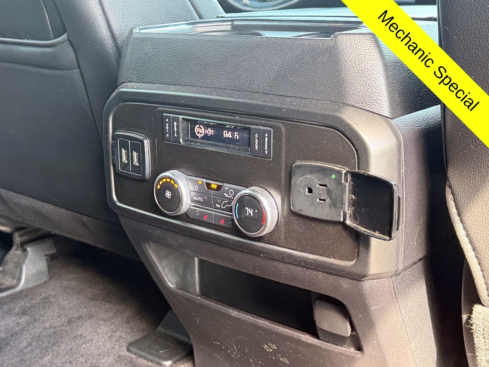 2018 White Platinum Clearcoat Metallic Ford Expedition Max Limited 4X4 SUV
