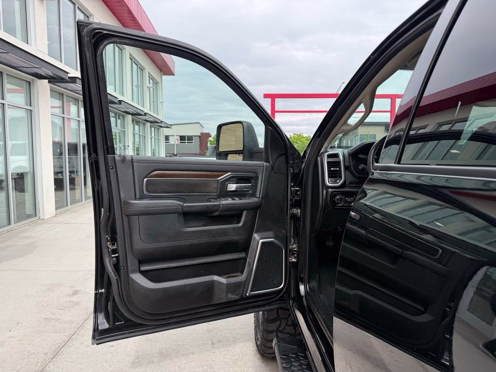 2024 Diamond Black Crystal Pearlcoat Ram 2500 Laramie 4X4 Truck