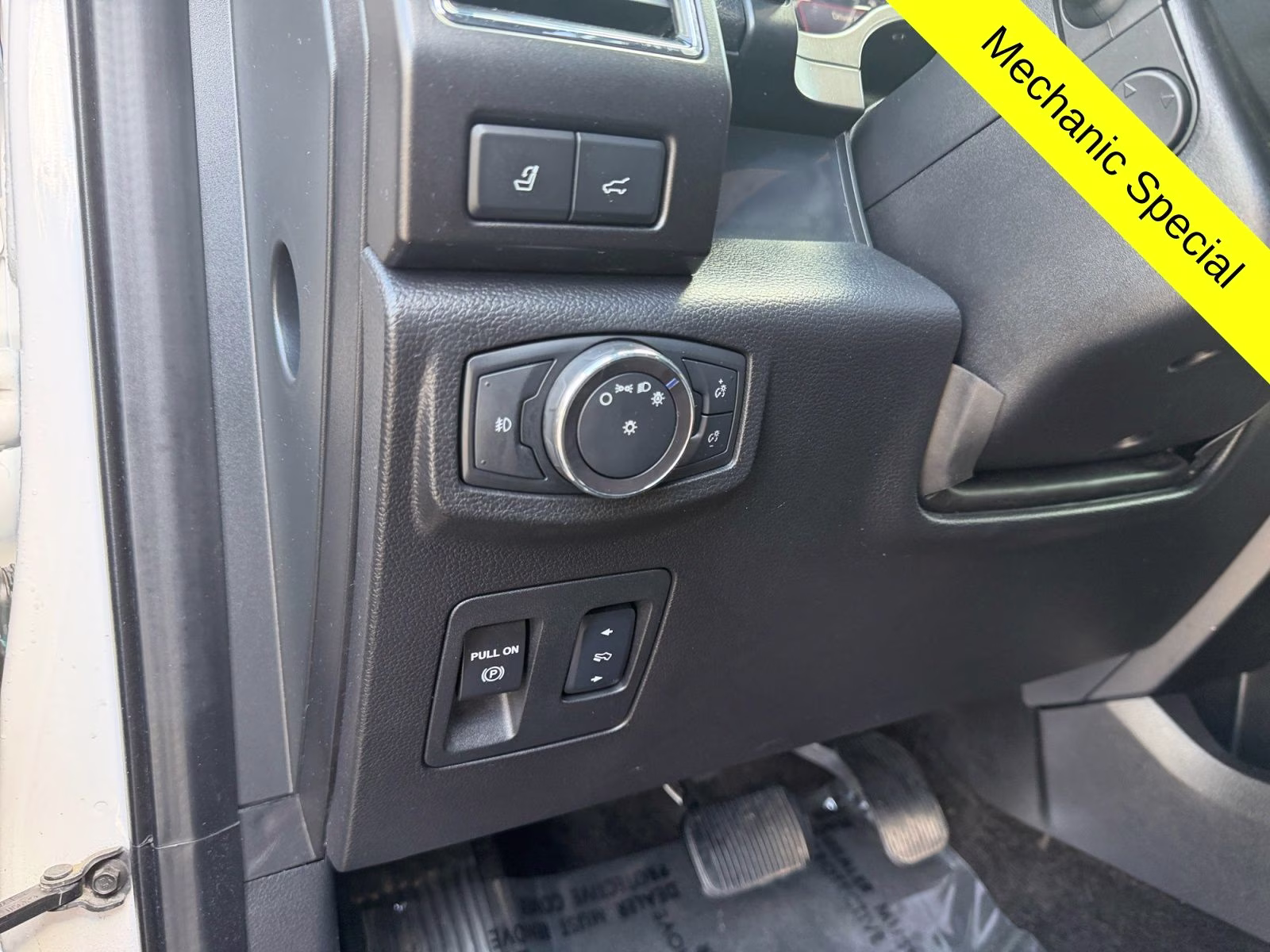 2018 White Platinum Clearcoat Metallic Ford Expedition Max Limited 4X4 SUV