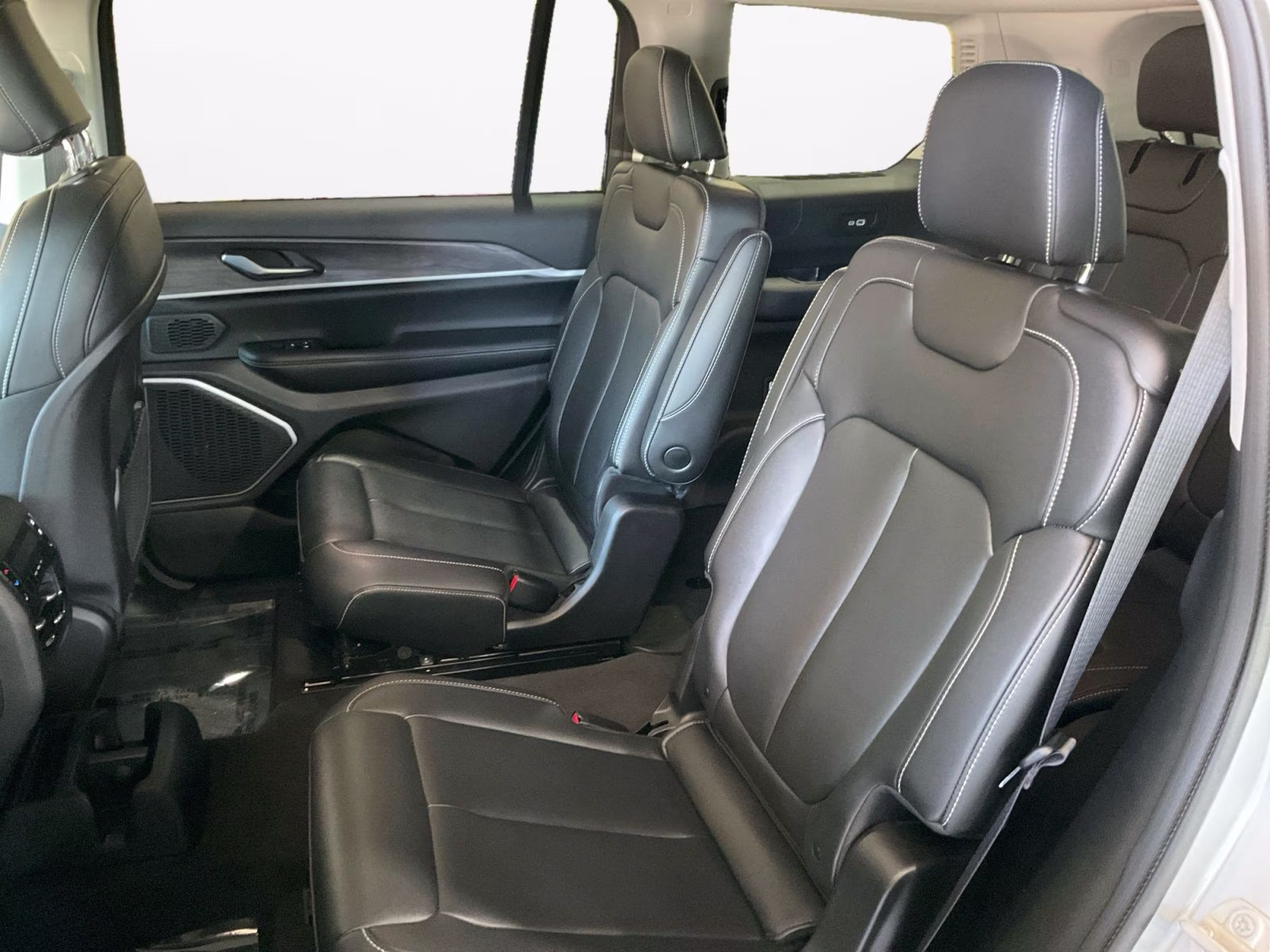 2023 Silver Zynith Jeep Grand Cherokee L Limited 4X4 SUV