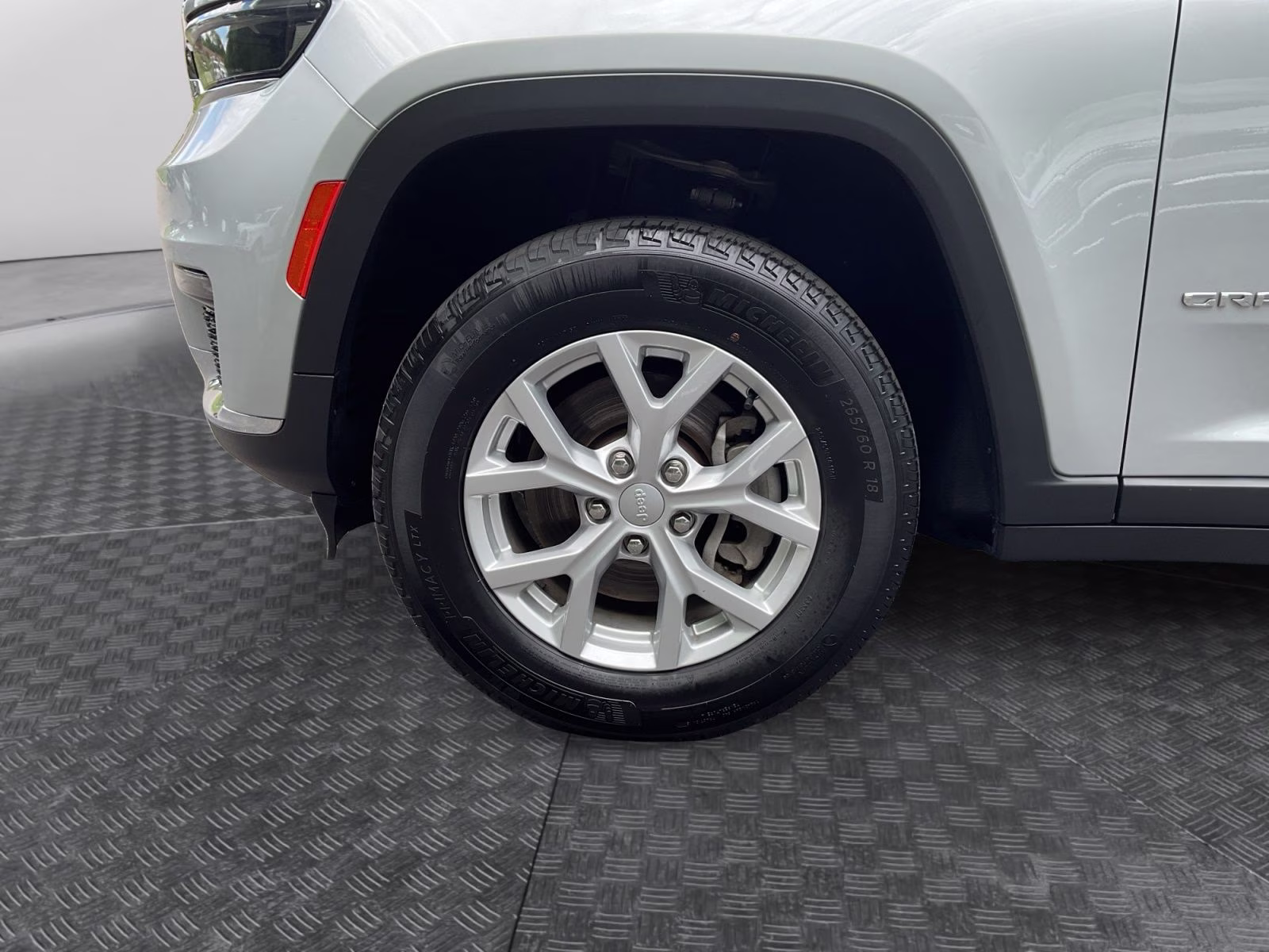 2023 Silver Zynith Jeep Grand Cherokee L Limited 4X4 SUV