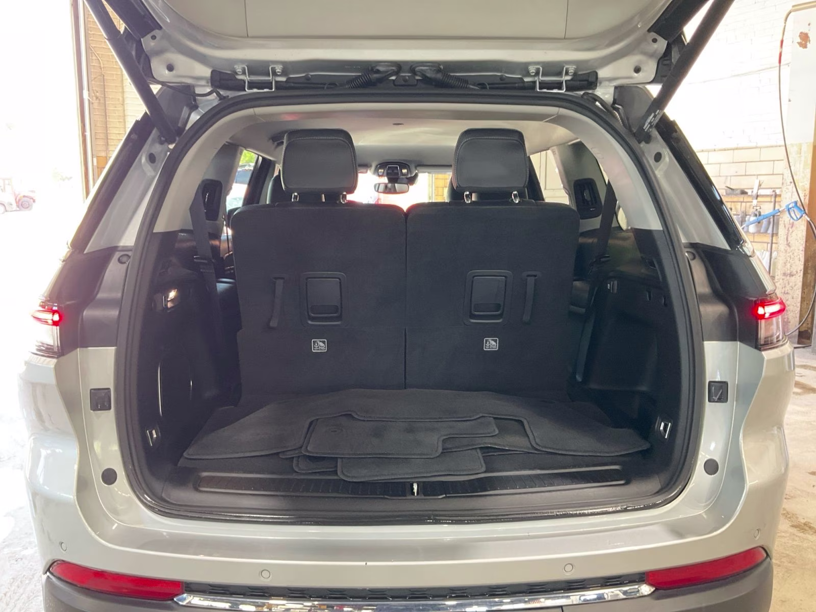2023 Silver Zynith Jeep Grand Cherokee L Limited 4X4 SUV