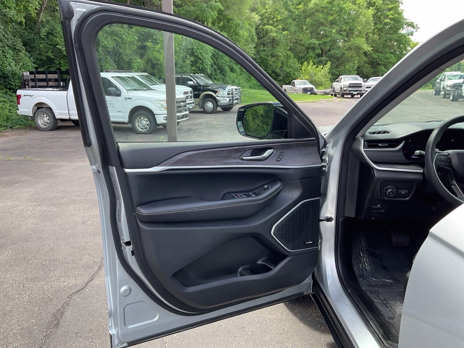 2023 Silver Zynith Jeep Grand Cherokee L Limited 4X4 SUV