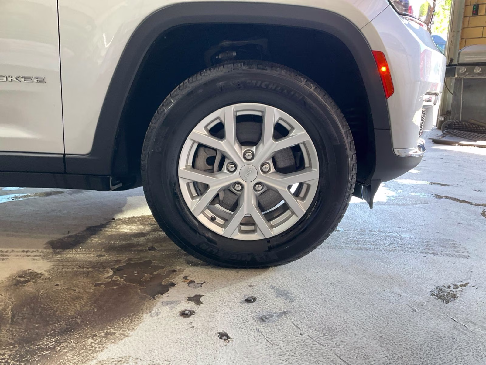 2023 Silver Zynith Jeep Grand Cherokee L Limited 4X4 SUV