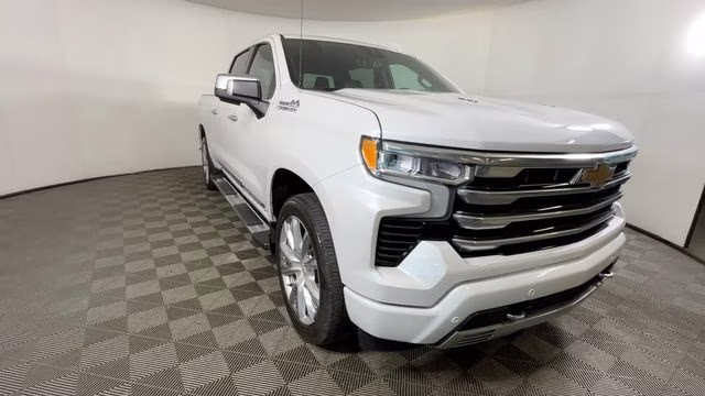 2023 Iridescent Pearl Tricoat Chevrolet Silverado 1500 High Country 4X4 Truck