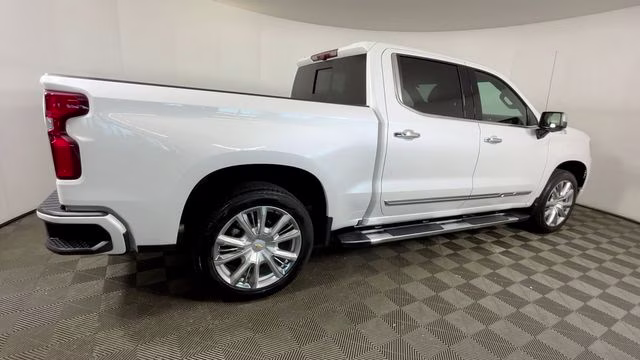 2023 Iridescent Pearl Tricoat Chevrolet Silverado 1500 High Country 4X4 Truck