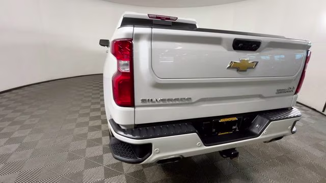 2023 Iridescent Pearl Tricoat Chevrolet Silverado 1500 High Country 4X4 Truck