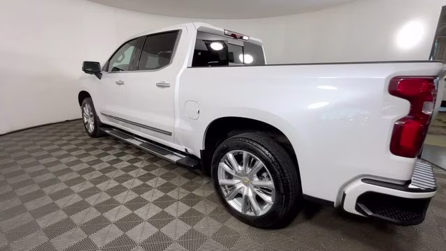 2023 Iridescent Pearl Tricoat Chevrolet Silverado 1500 High Country 4X4 Truck