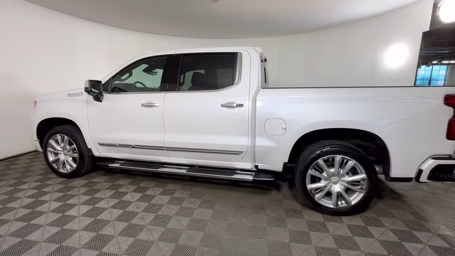 2023 Iridescent Pearl Tricoat Chevrolet Silverado 1500 High Country 4X4 Truck