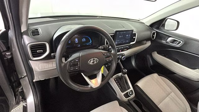 2023 Shimmering Silver Hyundai Venue SEL FWD SUV
