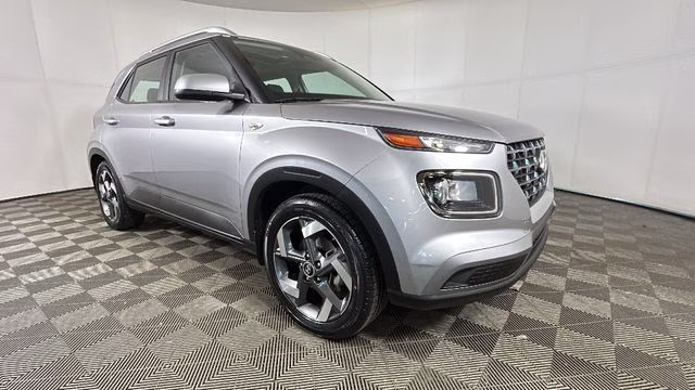 2023 Shimmering Silver Hyundai Venue SEL FWD SUV