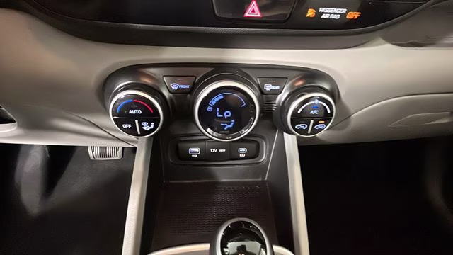 2023 Shimmering Silver Hyundai Venue SEL FWD SUV