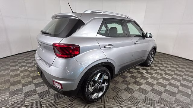 2023 Shimmering Silver Hyundai Venue SEL FWD SUV