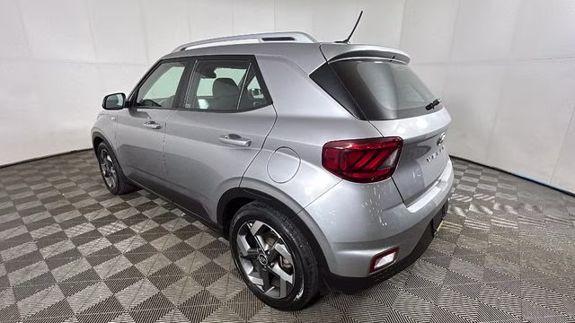2023 Shimmering Silver Hyundai Venue SEL FWD SUV