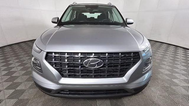 2023 Shimmering Silver Hyundai Venue SEL FWD SUV