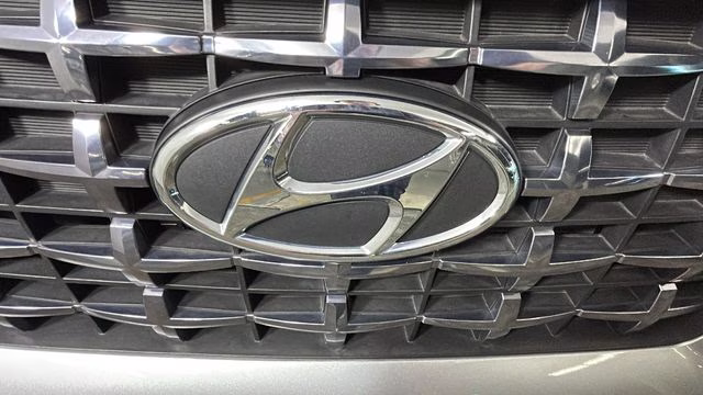 2023 Shimmering Silver Hyundai Venue SEL FWD SUV