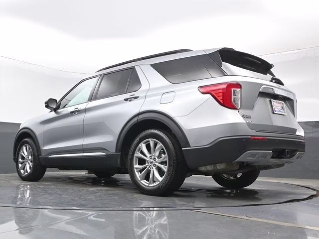 2023 Silver Metallic Ford Explorer XLT 4X4 SUV